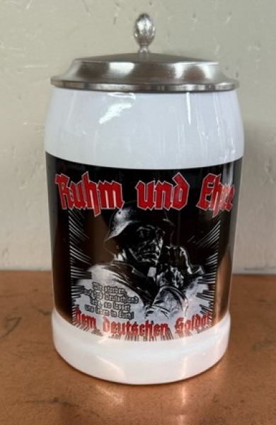 Bierkrug mit Zinndeckel - Ruhm und Ehre Bierkrug mit Zinndeckel - Ruhm und Ehre