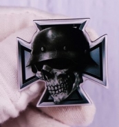 Pin - Eisernes Kreuz mit Totenkopf